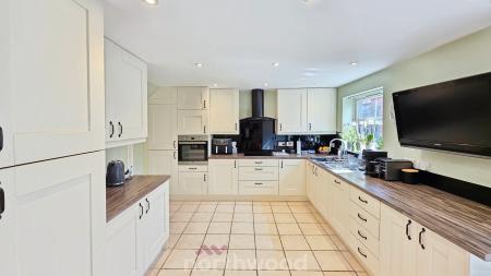 4 bedroom Semi-detached house for sale in Vulcan Mews, Auckley, Doncaster, DN9