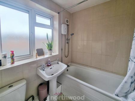 4 bedroom End of terrace house for sale in Borrowdale Close, Carcroft, Doncaster, DN6