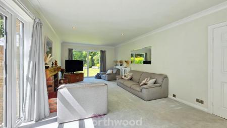 5 bedroom Detached house for sale in The Hollows, Bessacarr, Doncaster, DN4