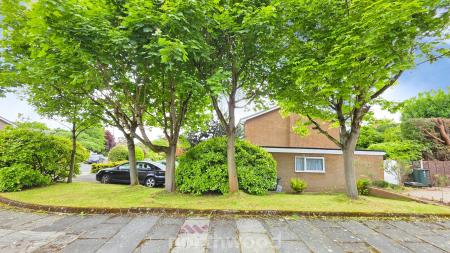 5 bedroom Detached house for sale in The Hollows, Bessacarr, Doncaster, DN4