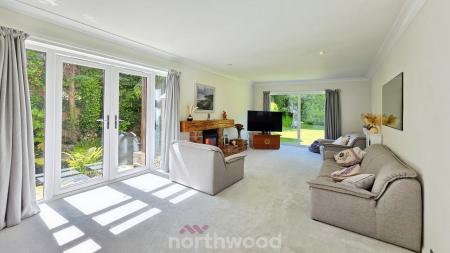 5 bedroom Detached house for sale in The Hollows, Bessacarr, Doncaster, DN4
