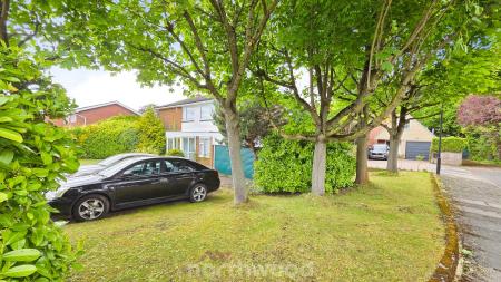 5 bedroom Detached house for sale in The Hollows, Bessacarr, Doncaster, DN4