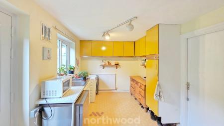 5 bedroom Detached house for sale in The Hollows, Bessacarr, Doncaster, DN4