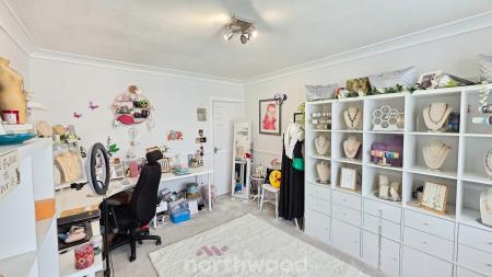 5 bedroom Detached house for sale in The Hollows, Bessacarr, Doncaster, DN4