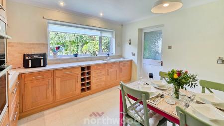 5 bedroom Detached house for sale in The Hollows, Bessacarr, Doncaster, DN4