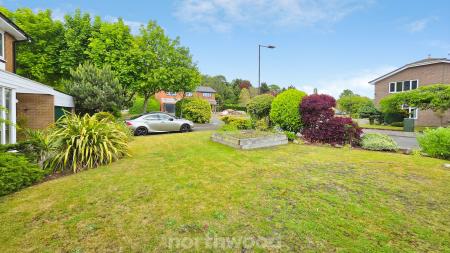 5 bedroom Detached house for sale in The Hollows, Bessacarr, Doncaster, DN4