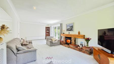 5 bedroom Detached house for sale in The Hollows, Bessacarr, Doncaster, DN4