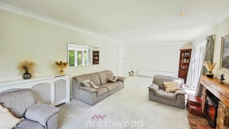 5 bedroom Detached house for sale in The Hollows, Bessacarr, Doncaster, DN4