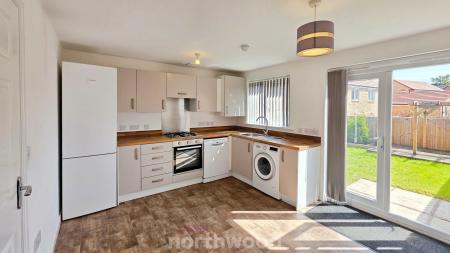 3 bedroom Semi-detached house to let in Fulwood Place, Bircotes, DN11