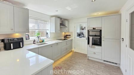 5 bedroom Detached house for sale in Fillies Avenue, Bessacarr, Doncaster, DN4