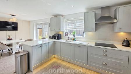 5 bedroom Detached house for sale in Fillies Avenue, Bessacarr, Doncaster, DN4