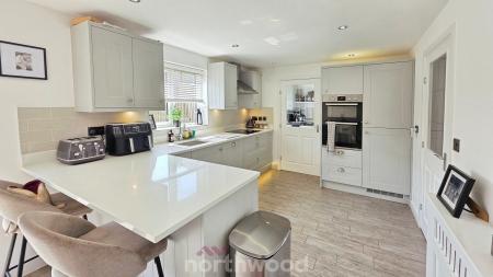 5 bedroom Detached house for sale in Fillies Avenue, Bessacarr, Doncaster, DN4
