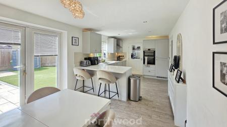 5 bedroom Detached house for sale in Fillies Avenue, Bessacarr, Doncaster, DN4