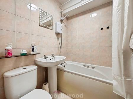 2 bedroom Flat for sale in Stoops Lane, Bessacarr, Doncaster, DN4