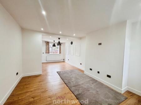 3 bedroom Terraced House to let in Victoria Road, Edlington, Doncaster, DN12