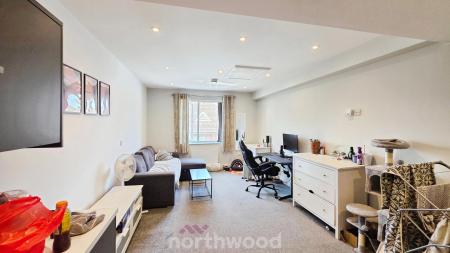 1 bedroom Studio flat to let in Beckett Road, Wheatley, Doncaster, DN2