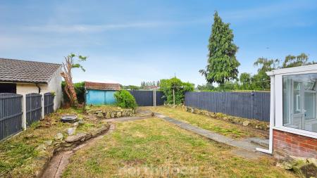 3 bedroom Terraced House for sale in Oxford Street, Rossington, Doncaster, DN11