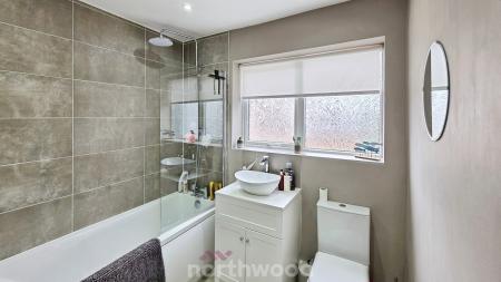 3 bedroom Terraced House for sale in Oxford Street, Rossington, Doncaster, DN11