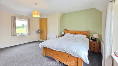 3 bedroom Terraced House for sale in Oxford Street, Rossington, Doncaster, DN11