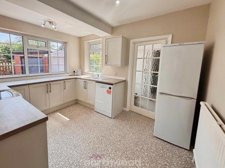 3 bedroom Semi-detached house to let in Crossways North, Wheatley Hills, Doncaster, DN2