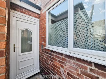 2 bedroom Terraced House to let in Hunt Lane, Bentley, Doncaster, DN5