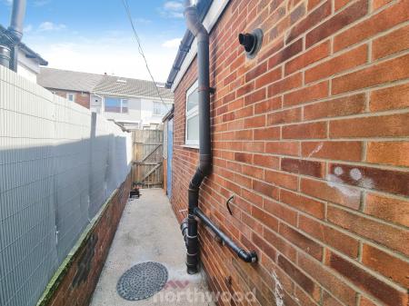 2 bedroom Terraced House to let in Hunt Lane, Bentley, Doncaster, DN5