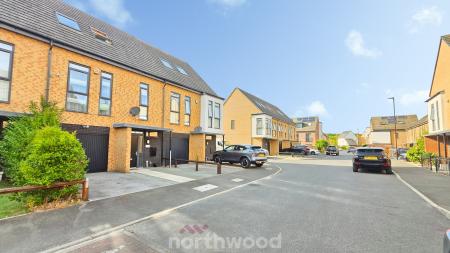 3 bedroom Town house for sale in Parkland Crescent, Bentley, Doncaster, DN5