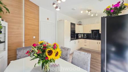 3 bedroom Town house for sale in Parkland Crescent, Bentley, Doncaster, DN5