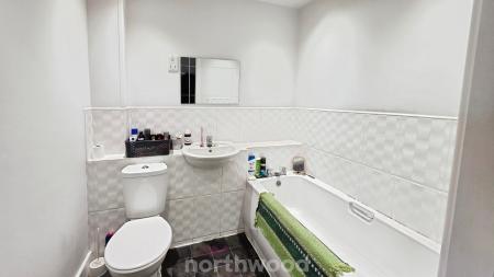 2 bedroom Flat to let in Low Road, Balby, Doncaster, DN4