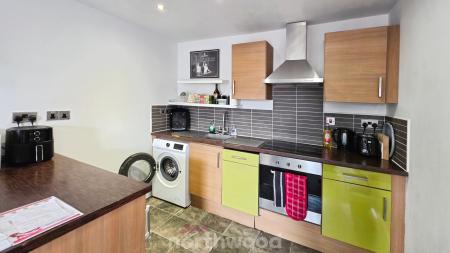 2 bedroom Flat to let in Low Road, Balby, Doncaster, DN4