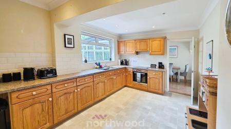 4 bedroom Detached house to let in Goodison Boulevard, Cantley, Doncaster, DN4