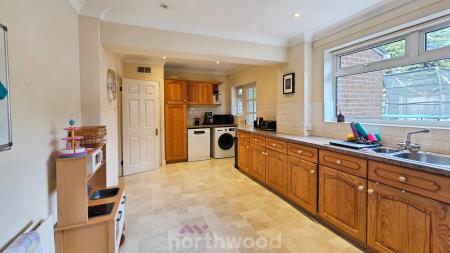 4 bedroom Detached house to let in Goodison Boulevard, Cantley, Doncaster, DN4