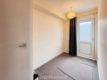 2 bedroom Flat to let in Stoops Lane, Bessacarr, Doncaster, DN4