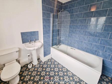 3 bedroom Semi-detached house for sale in Broomhouse Lane, Edlington, Doncaster, DN12