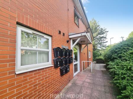 2 bedroom Flat to let in Thorne Road, Doncaster, DN1
