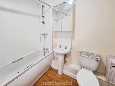 2 bedroom Flat to let in Thorne Road, Doncaster, DN1