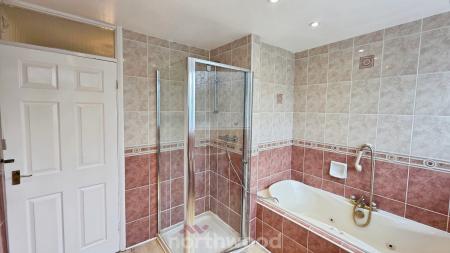 4 bedroom Detached house to let in Field House Road, Sprotbrough, Doncaster, DN5