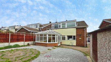4 bedroom Detached house to let in Field House Road, Sprotbrough, Doncaster, DN5