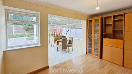 4 bedroom Detached house to let in Field House Road, Sprotbrough, Doncaster, DN5