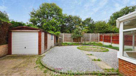 4 bedroom Detached house to let in Field House Road, Sprotbrough, Doncaster, DN5