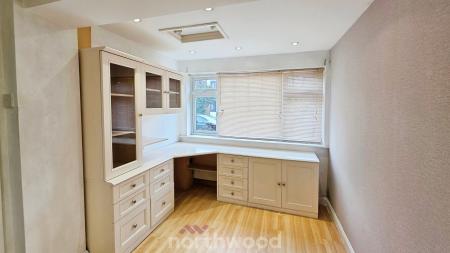 4 bedroom Detached house to let in Field House Road, Sprotbrough, Doncaster, DN5