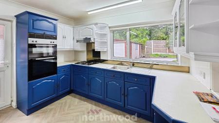 4 bedroom Detached house to let in Field House Road, Sprotbrough, Doncaster, DN5