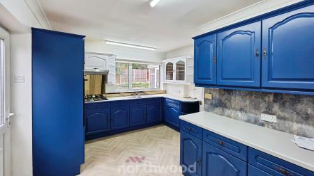 4 bedroom Detached house to let in Field House Road, Sprotbrough, Doncaster, DN5