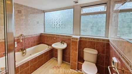 4 bedroom Detached house to let in Field House Road, Sprotbrough, Doncaster, DN5