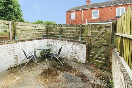 2 bedroom Terraced House to let in Victoria Road, Norton, Doncaster, DN6