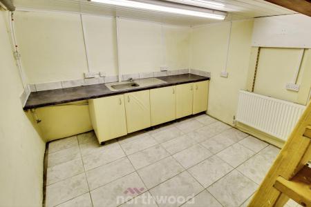 2 bedroom Terraced House to let in Victoria Road, Norton, Doncaster, DN6