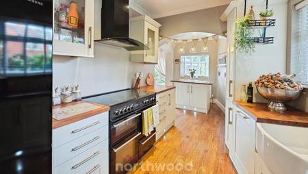 4 bedroom Semi-detached house for sale in Sandbeck Road, Bennetthorpe, Doncaster, DN4