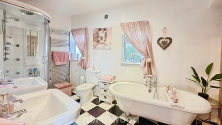 4 bedroom Semi-detached house for sale in Sandbeck Road, Bennetthorpe, Doncaster, DN4
