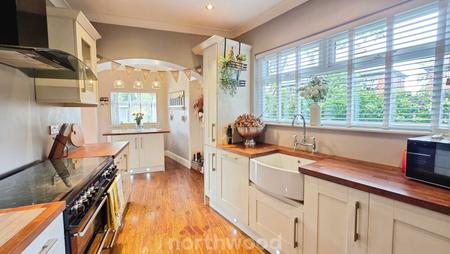 4 bedroom Semi-detached house for sale in Sandbeck Road, Bennetthorpe, Doncaster, DN4