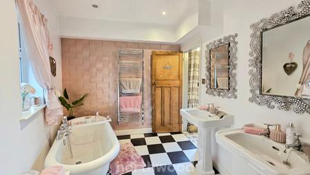 4 bedroom Semi-detached house for sale in Sandbeck Road, Bennetthorpe, Doncaster, DN4